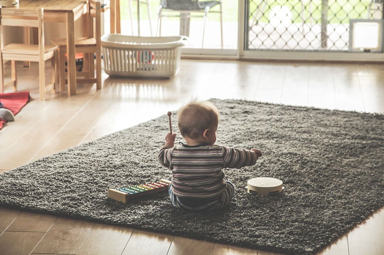Zabawa z niemowlakiem – jak połączyć przyjemne z pożytecznym?