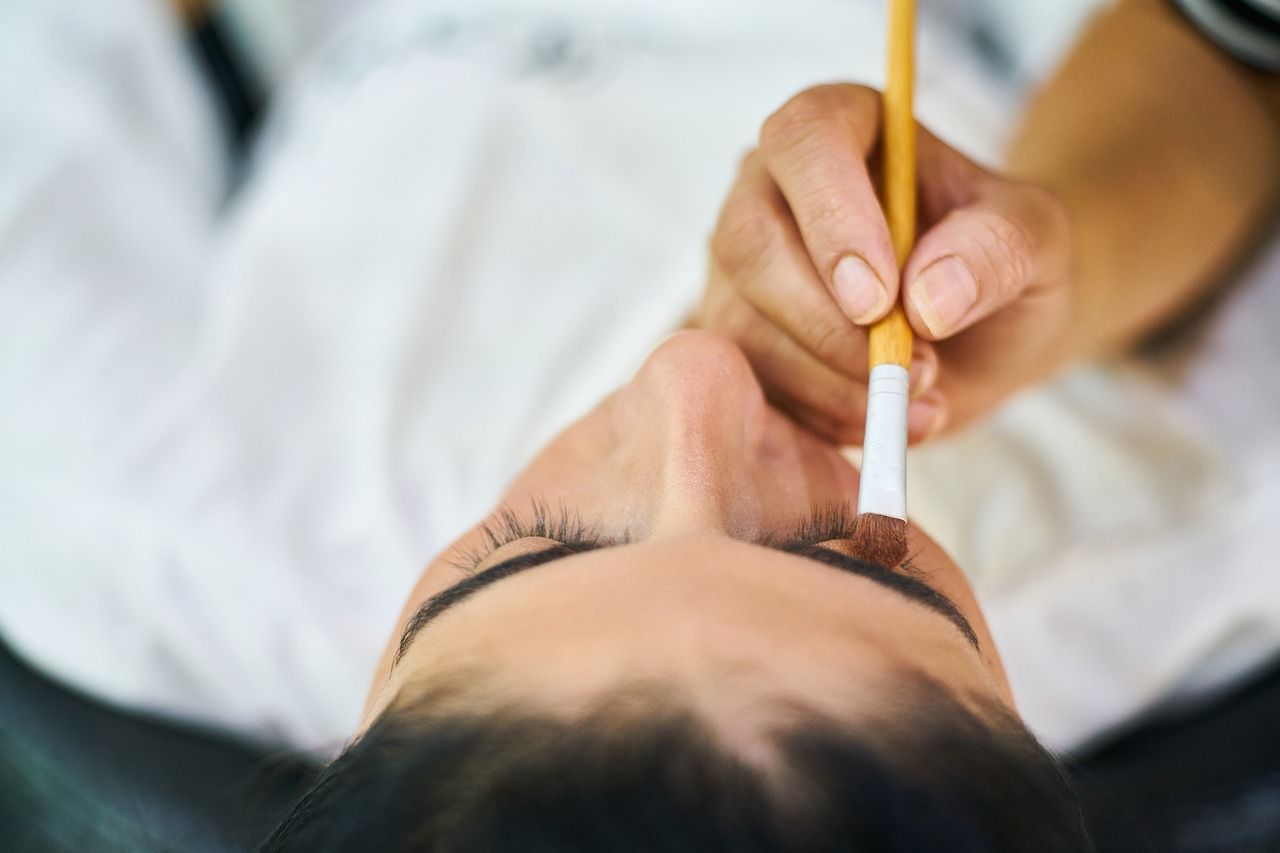 Jak nauczyć się robienia dobrego makijażu i manicure’u?