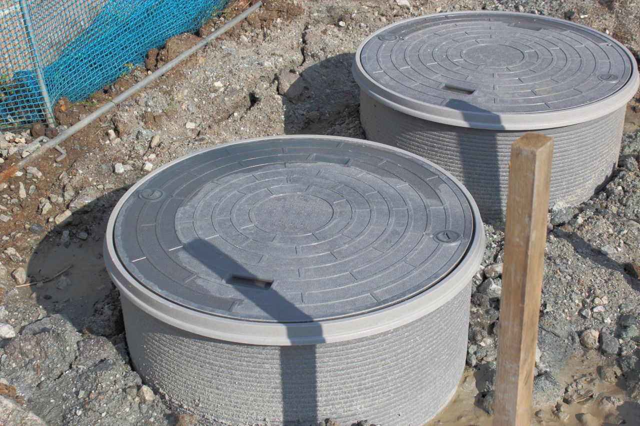 Szambo betonowe przy domu – dlaczego jest lepsze od plastikowego?