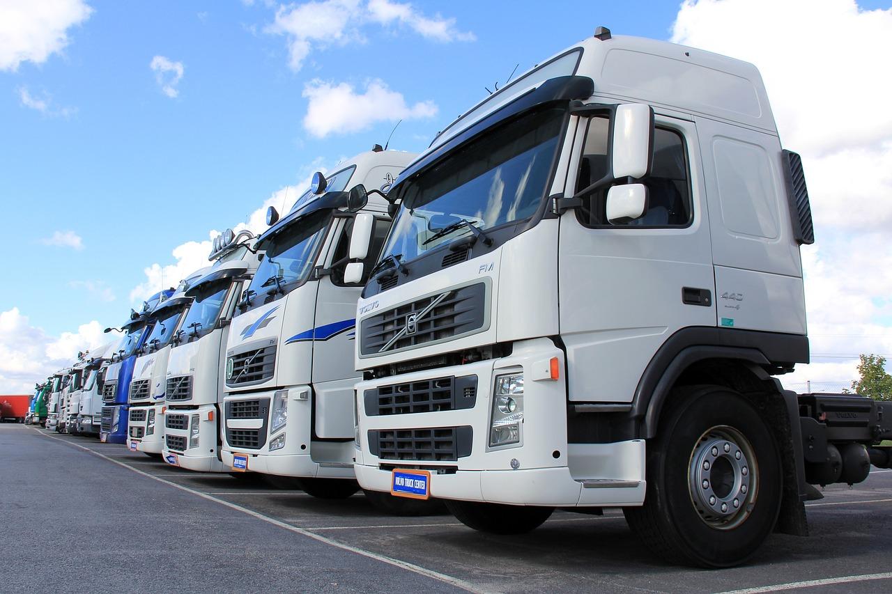 Używane ciężarówki i naczepy – ekonomiczne rozwiązanie dla biznesu