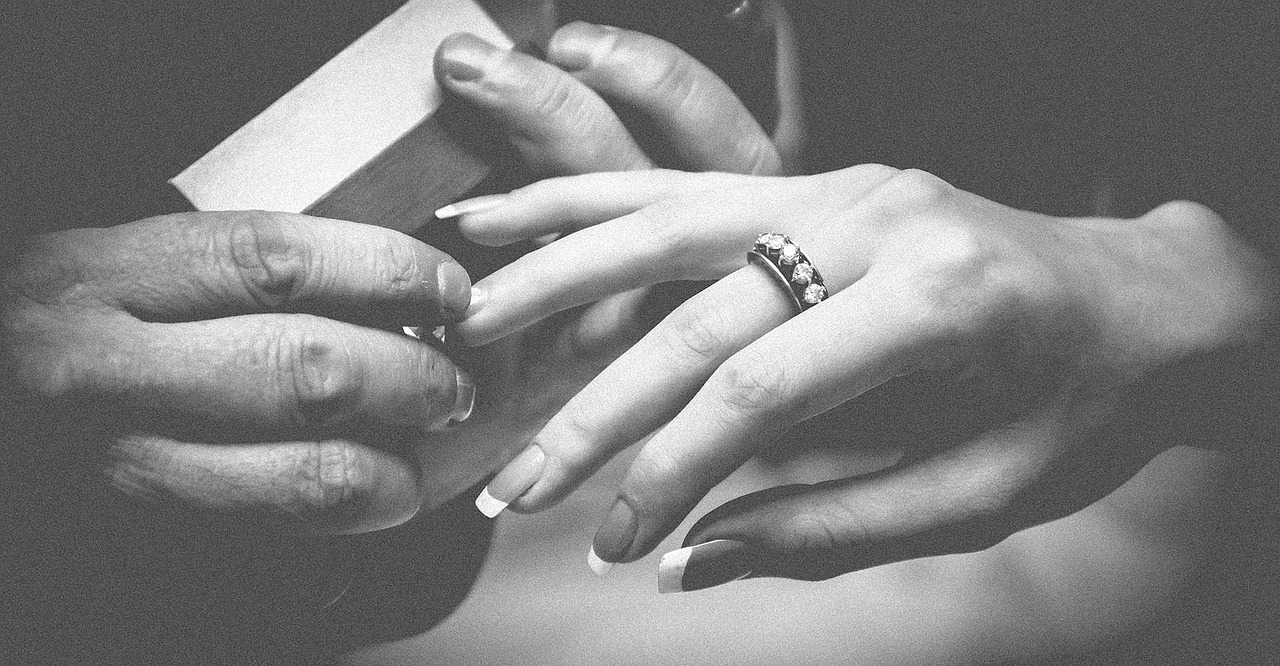 Pierścionek zaręczynowy – spośród jakich typów wybrać właściwy