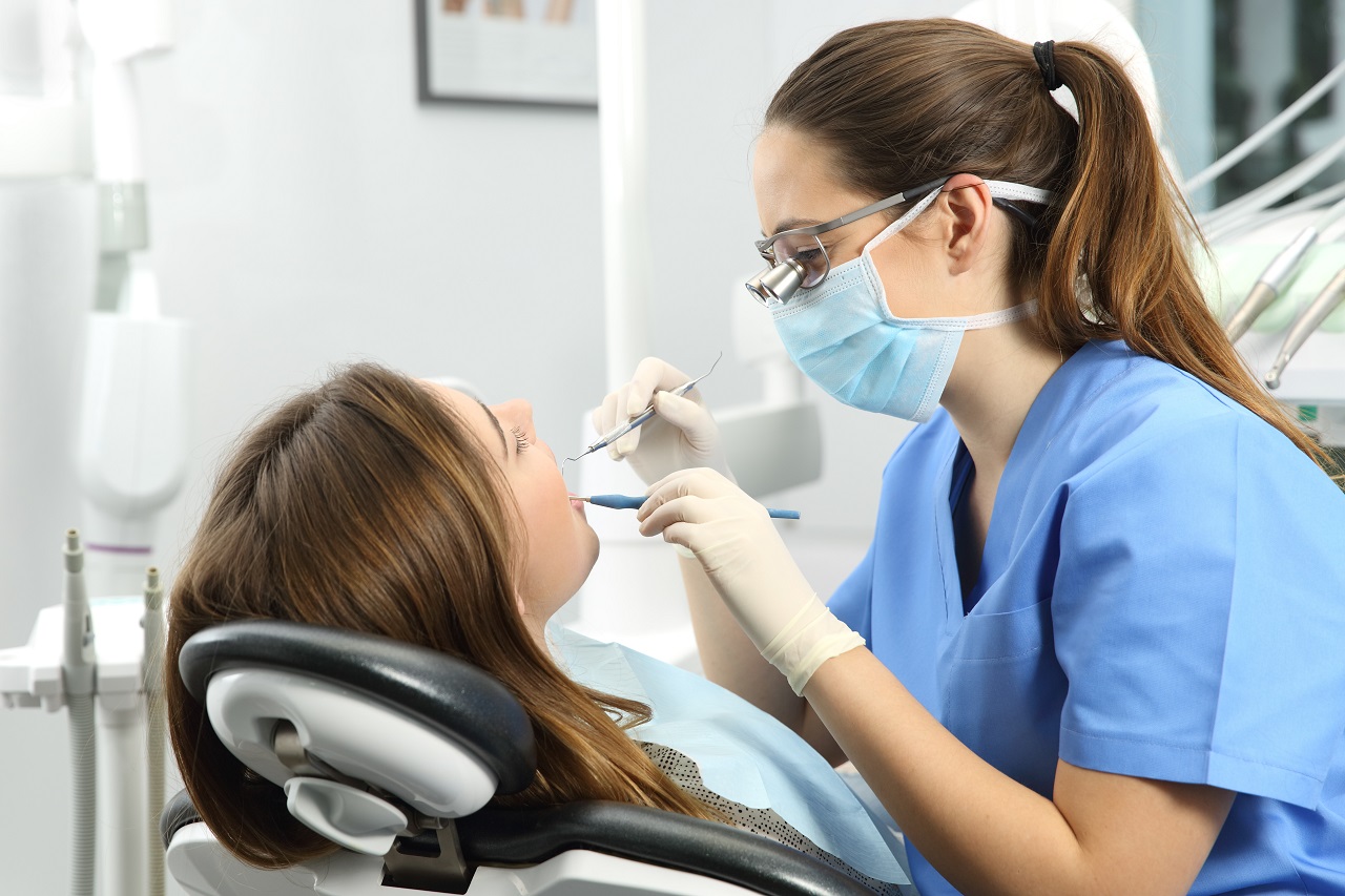 Jakie formy leczenia są oferowane przez specjalistyczne gabinety stomatologiczne?