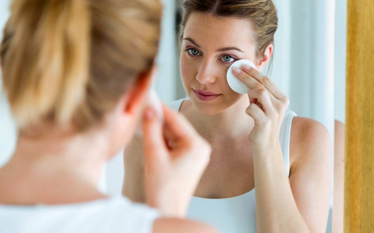 Oczyszczanie manualne twarzy – dlaczego warto regularnie wykonywać ten zabieg?